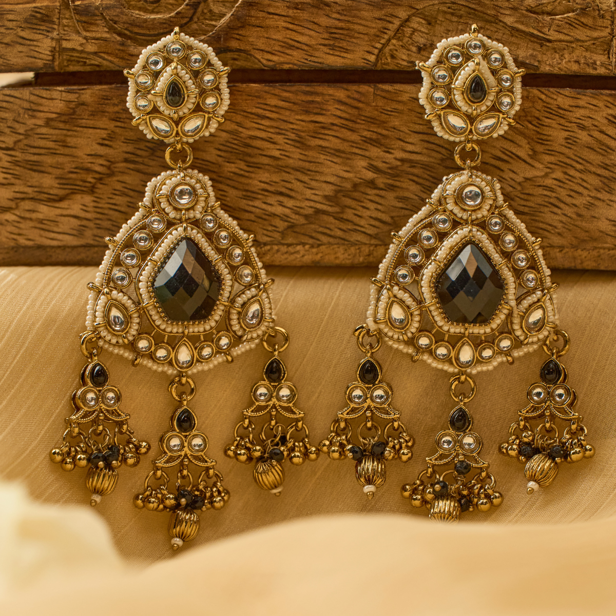 Gulnaar – Black